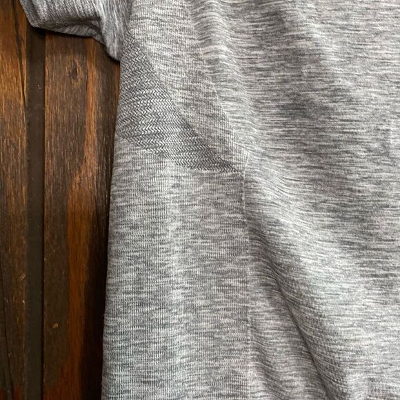 Victoria’s Secret sport grey short sleeve workout top size large - Picture 8 of 12